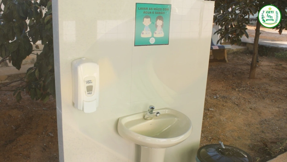 Pia para lavar as mãos nas escolas públicas