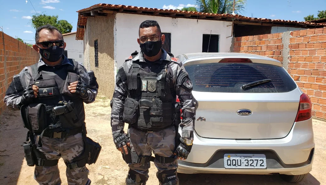 Policiais apreenderam carro utilizado em assalto na zona norte