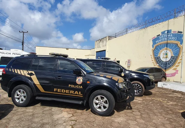 Policiais federais cumprem mandados em unidade prisional em São Luís