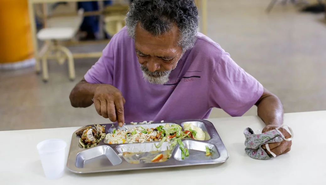 Populares se alimentam durante reforma do Restaurante