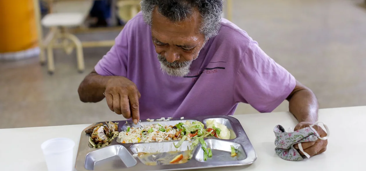 Populares se alimentam durante reforma do Restaurante