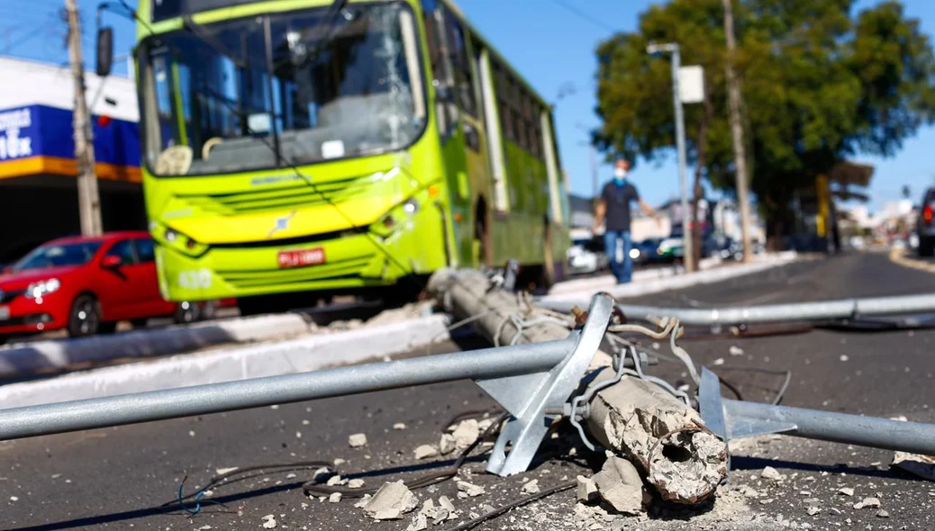 Poste caiu na pista após o acidente