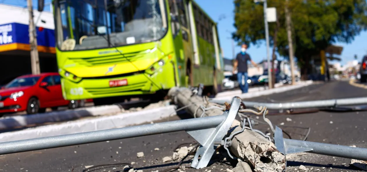 Poste caiu na pista após o acidente