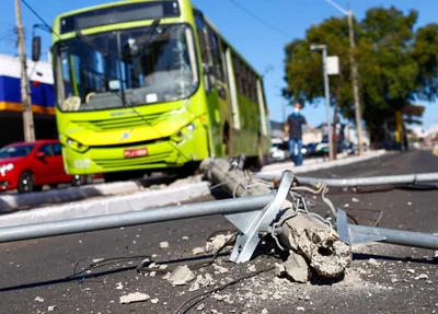 Poste caiu na pista após o acidente