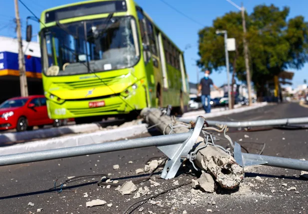 Poste caiu na pista após o acidente