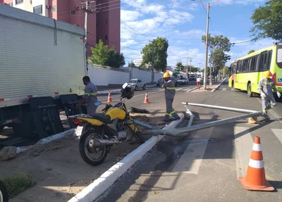 Poste de semáforo é derrubado e causa transtornos em Teresina
