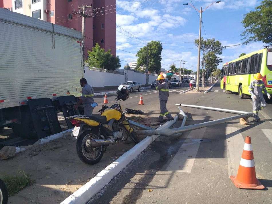Poste de semáforo é derrubado e causa transtornos em Teresina