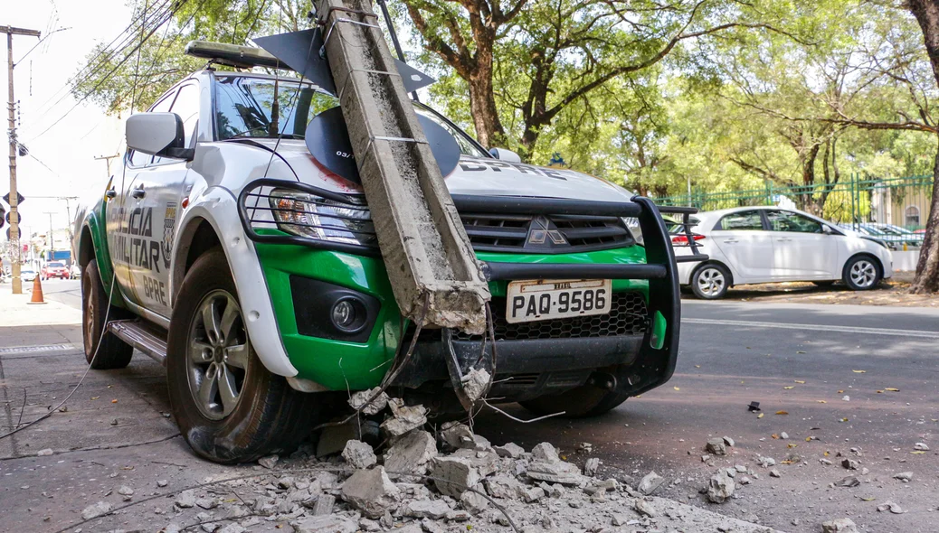 Poste ficou destruído