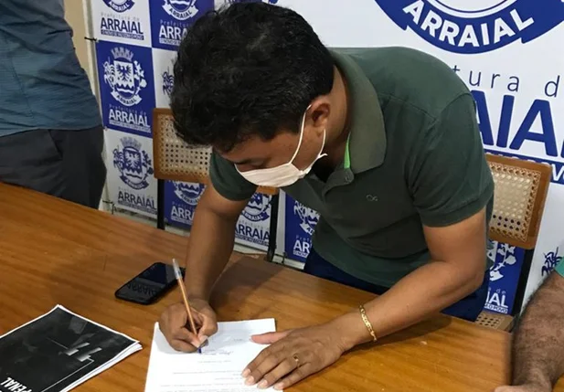 Prefeito assina ordem de serviço para pavimentar quatro ruas em Arraial