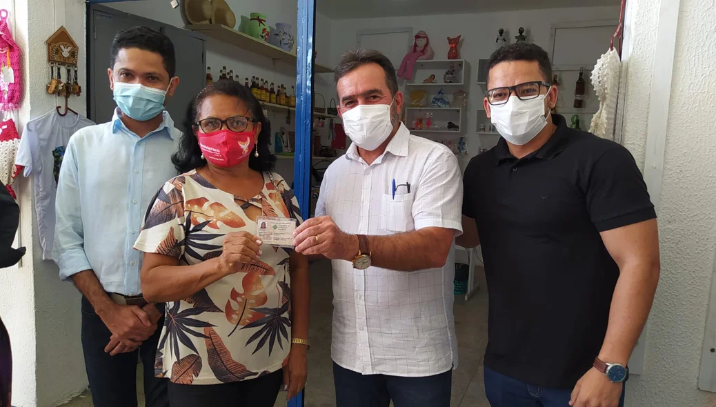 Prefeito de Oeiras, José Raimundo, realizou a entrega da Carteira Nacional do Artesão