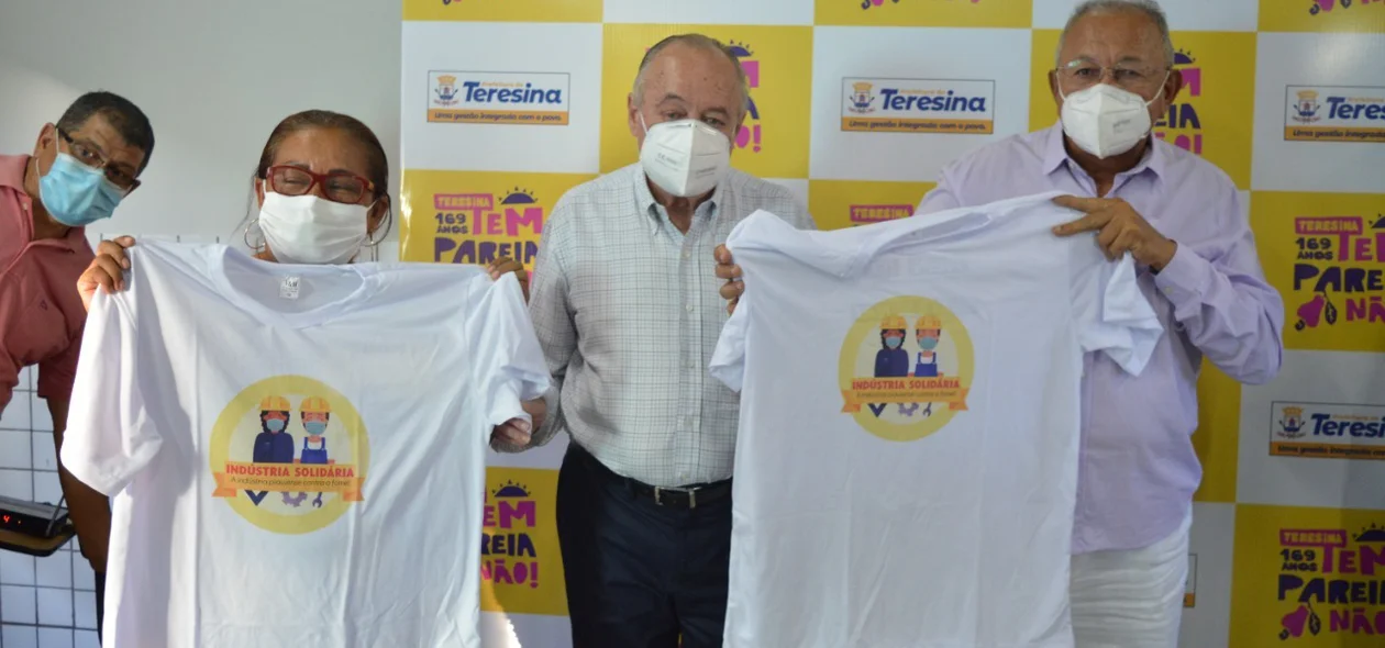 Prefeito Dr. Pessoa entrega cestas