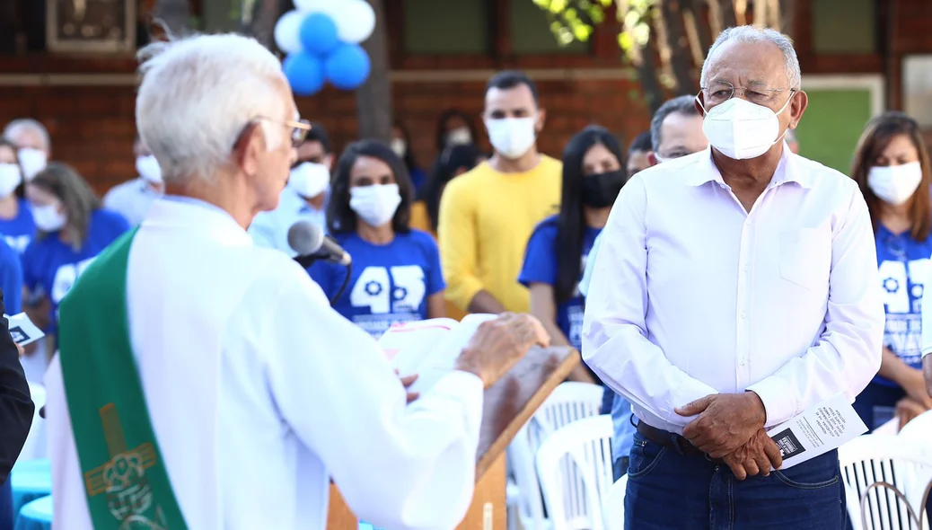 Prefeito Dr. Pessoa participando da missa