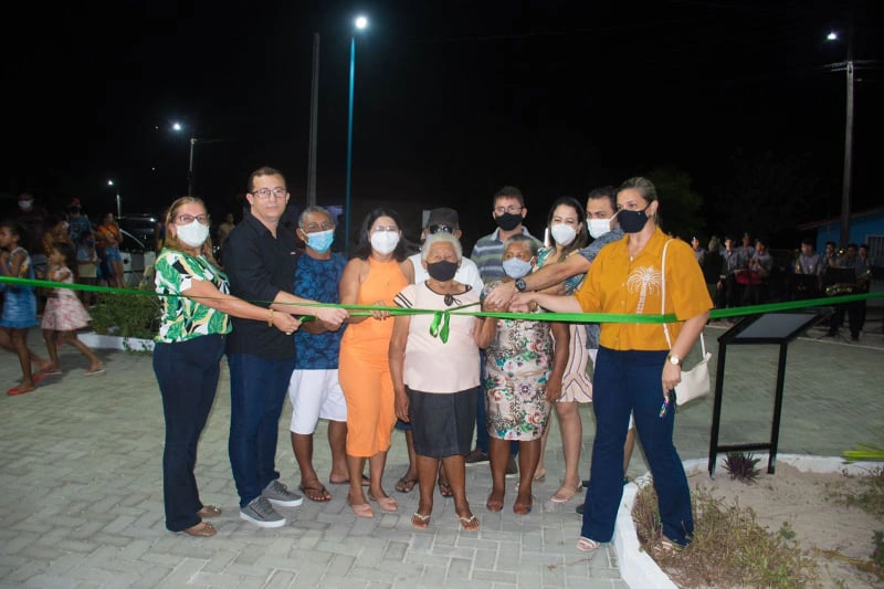 Prefeito Júnior Percy entrega mais uma praça com iluminação de led