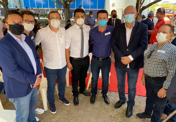 Prefeito Júnior Percy participa de encontro com ministros