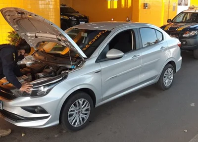 PRF fiscalizando o veículo roubado na BR 230