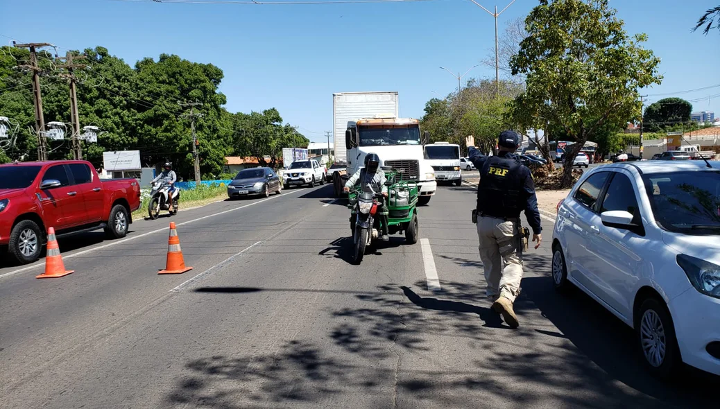 PRF orientando o trânsito no local do acidente