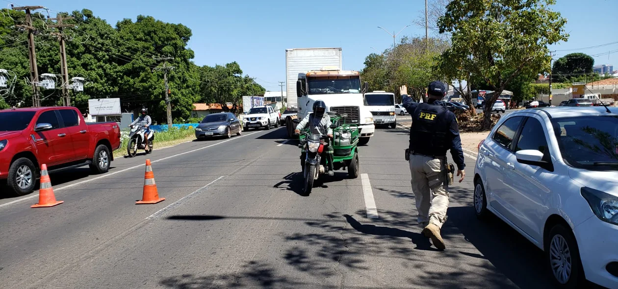 PRF orientando o trânsito no local do acidente