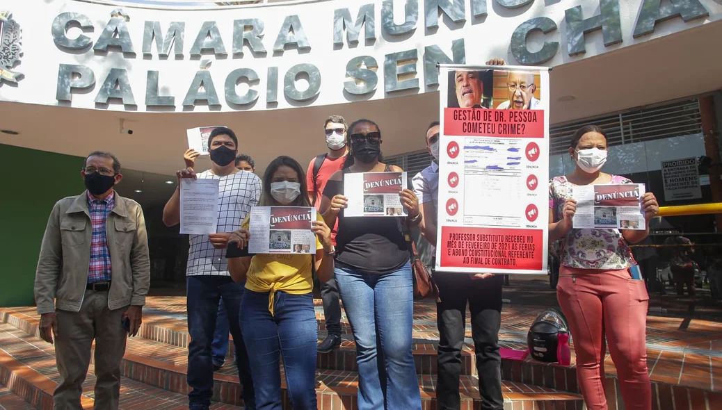 Professores protestam por melhorias na Câmara Municipal de Teresina