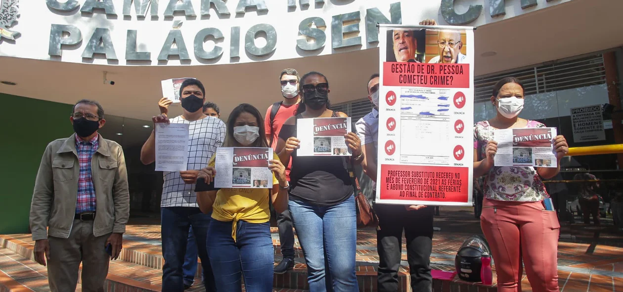 Professores protestam por melhorias na Câmara Municipal de Teresina
