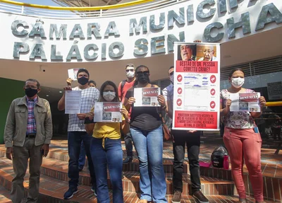 Professores protestam por melhorias na Câmara Municipal de Teresina