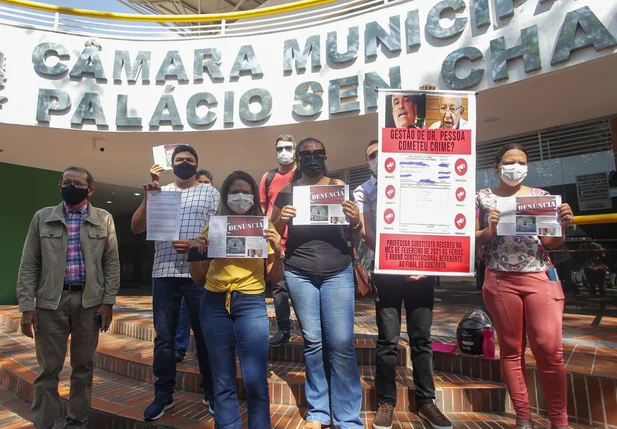 Professores protestam por melhorias na Câmara Municipal de Teresina