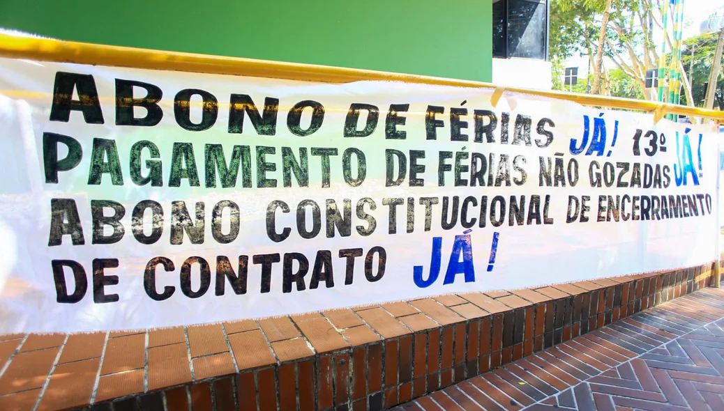 Professores protestam por melhorias