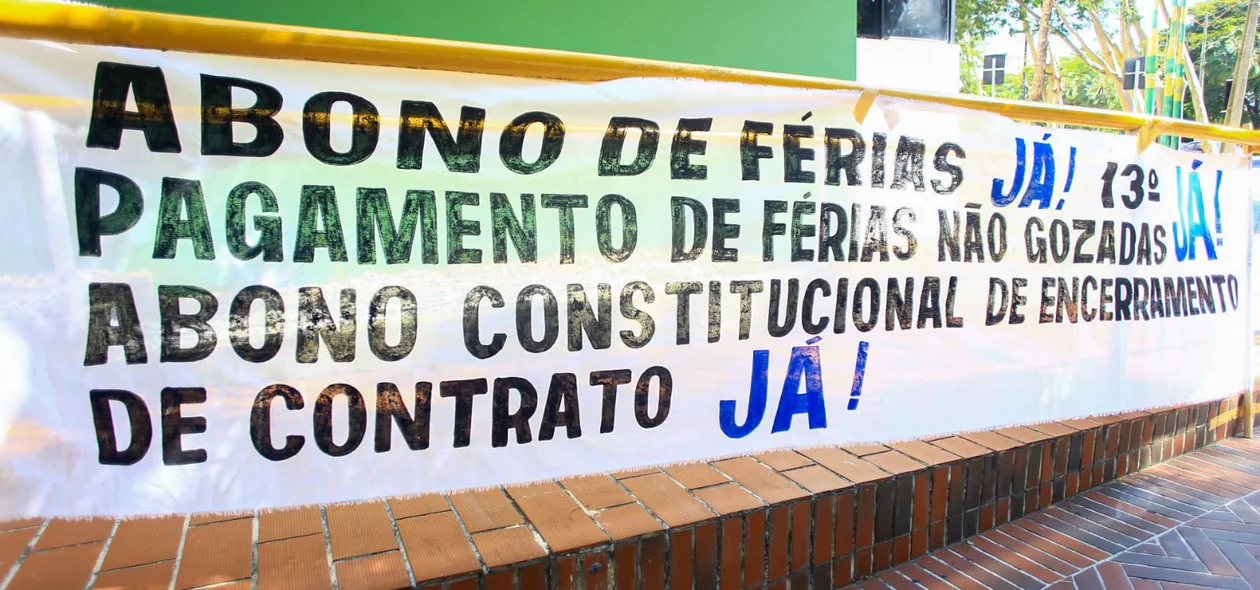 Professores protestam por melhorias