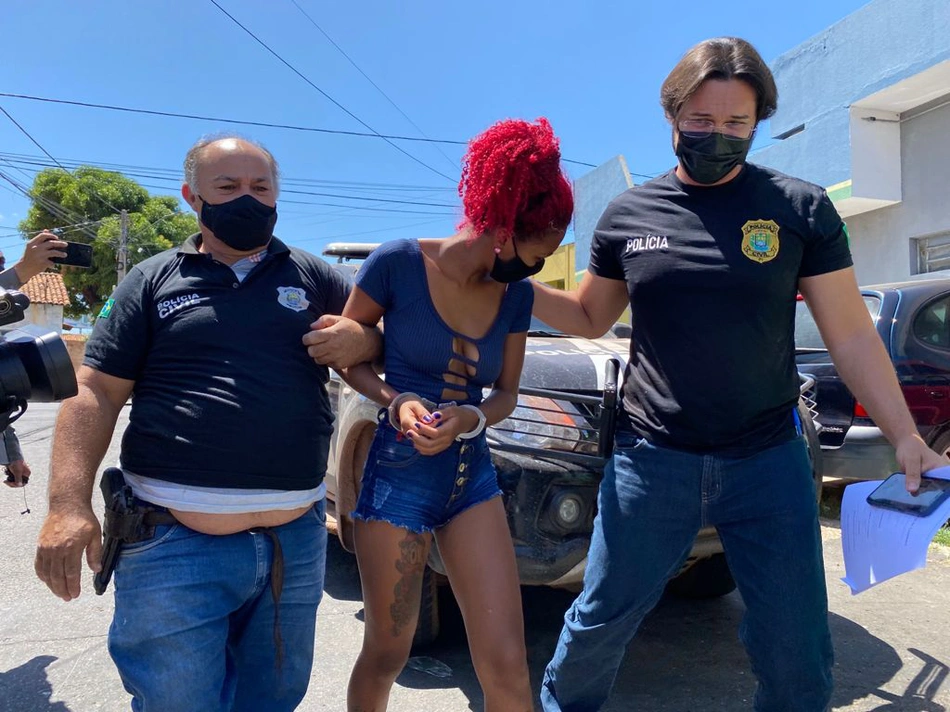 Sara Niele sendo conduzida