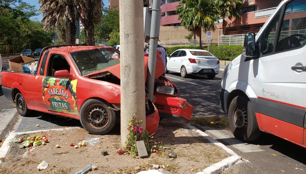 Saveiro ficou destruída com o impacto da colisão