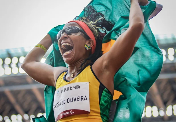 Silvânia Costa comemora seu bicampeonato paralímpico