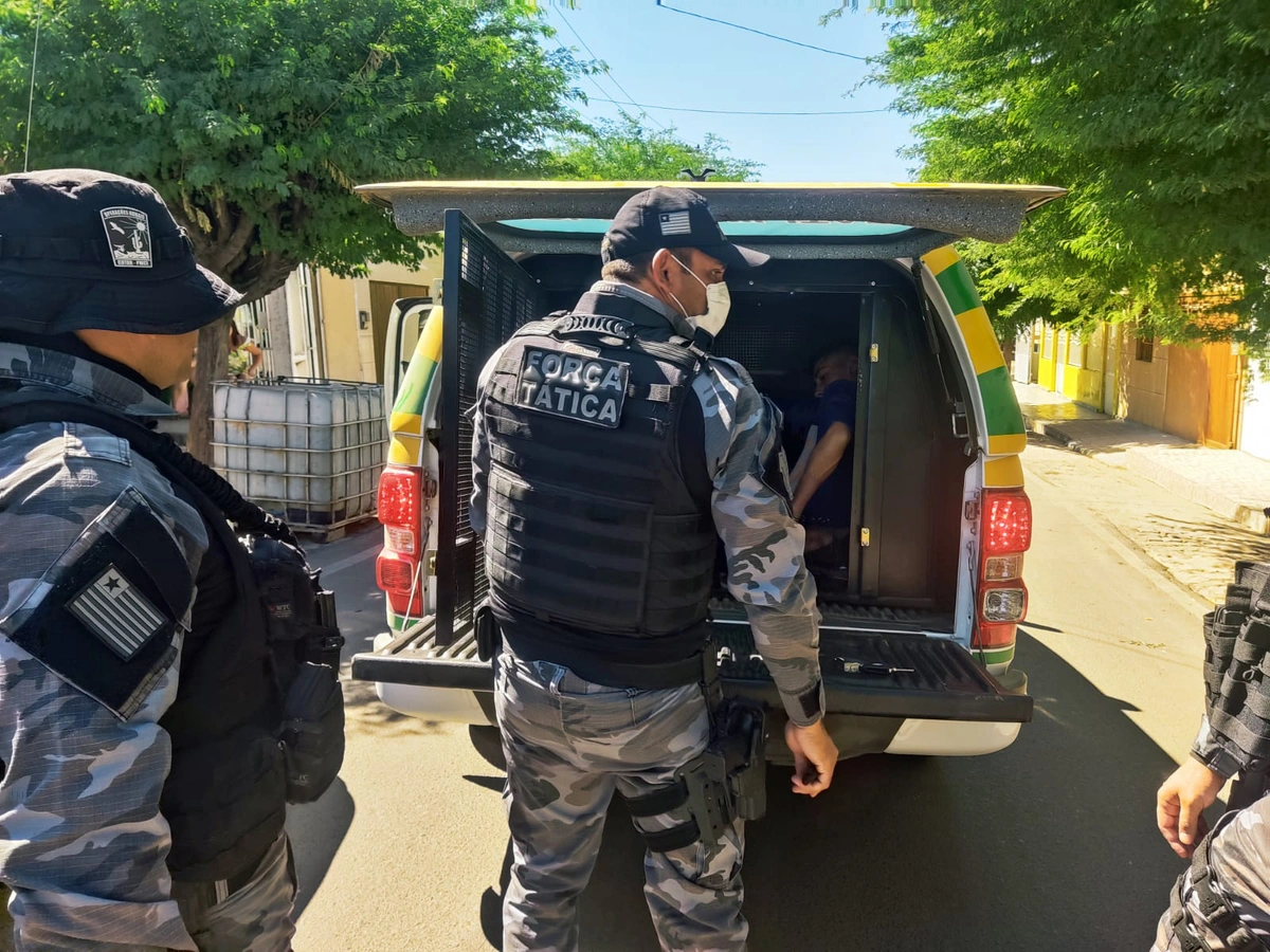 Suspeitos sendo encaminhados à delegacia