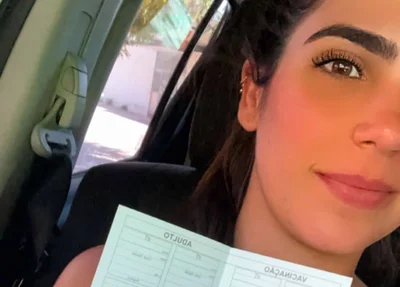 Thanandra Sarapatinhas com cartão de vacina