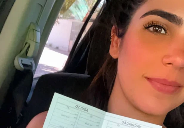 Thanandra Sarapatinhas com cartão de vacina