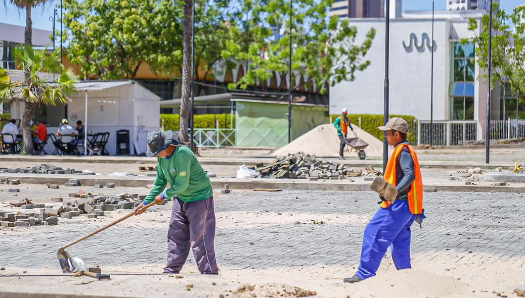 Trabalhadores no local