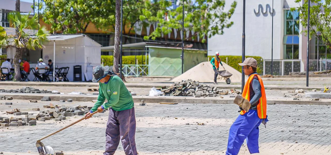 Trabalhadores no local