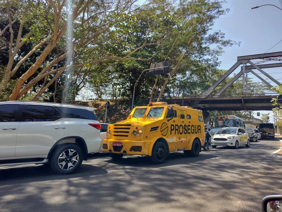 Trânsito também está lento na Avenida Maranhão