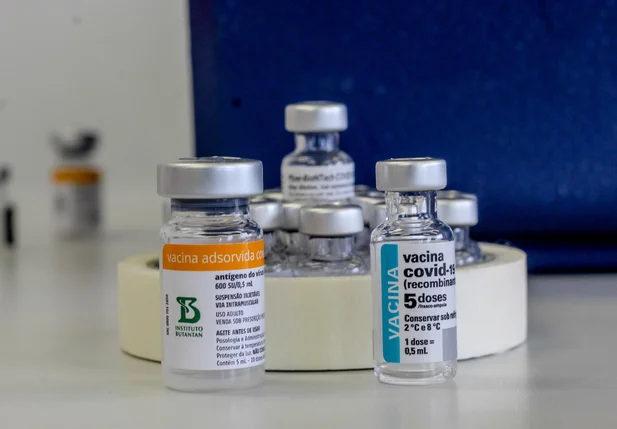 Vacinas Coronavac e AstraZeneca