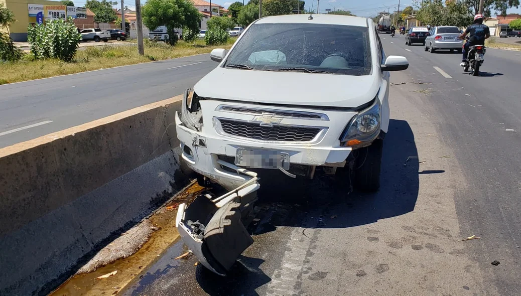 Veículo Cobalt acabou colidindo na mureta