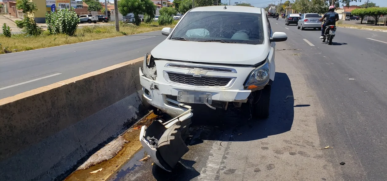 Veículo Cobalt acabou colidindo na mureta