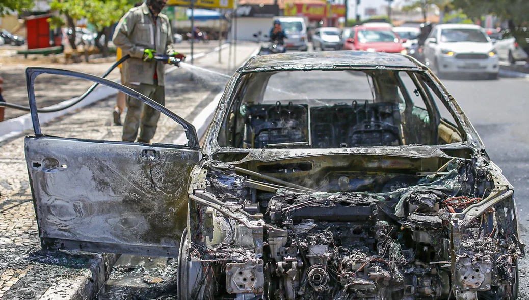 Veículo ficou destruído