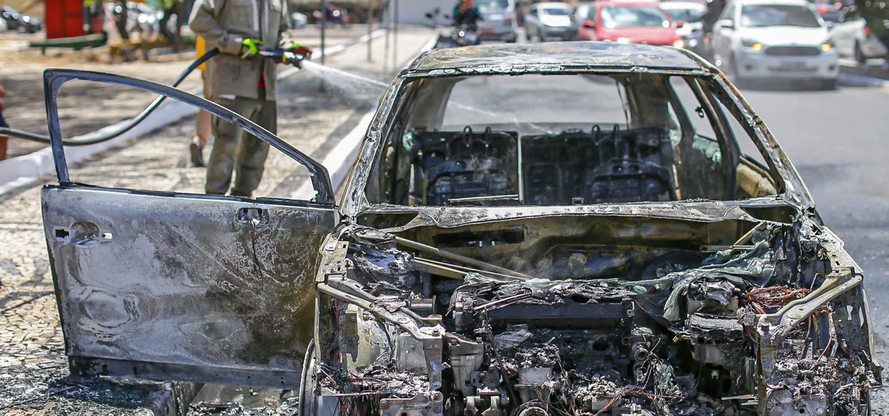 Veículo ficou destruído