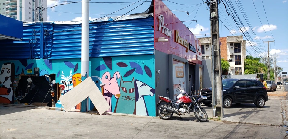 Veículo invadiu Kennedy Bebidas