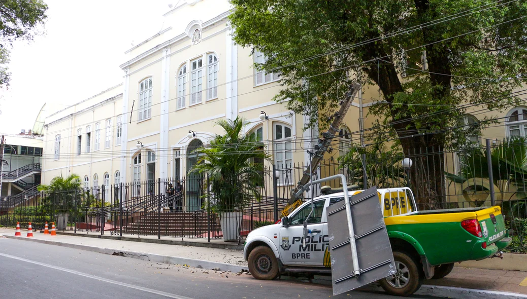 Viatura colidiu com poste em frente ao Colgio Diocesano
