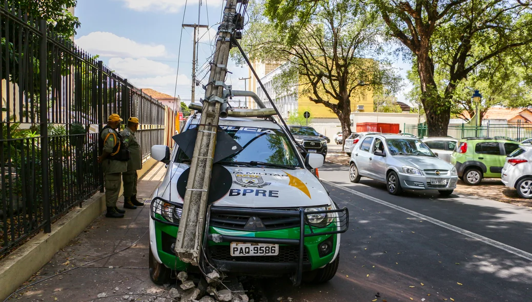 Viatura colidiu com poste no centro de Teresina