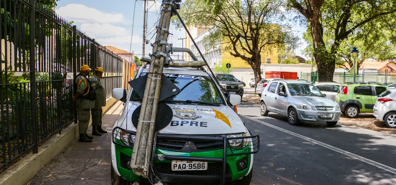 Viatura colidiu com poste no centro de Teresina