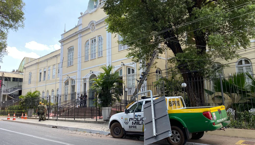 Viatura colidiu com poste