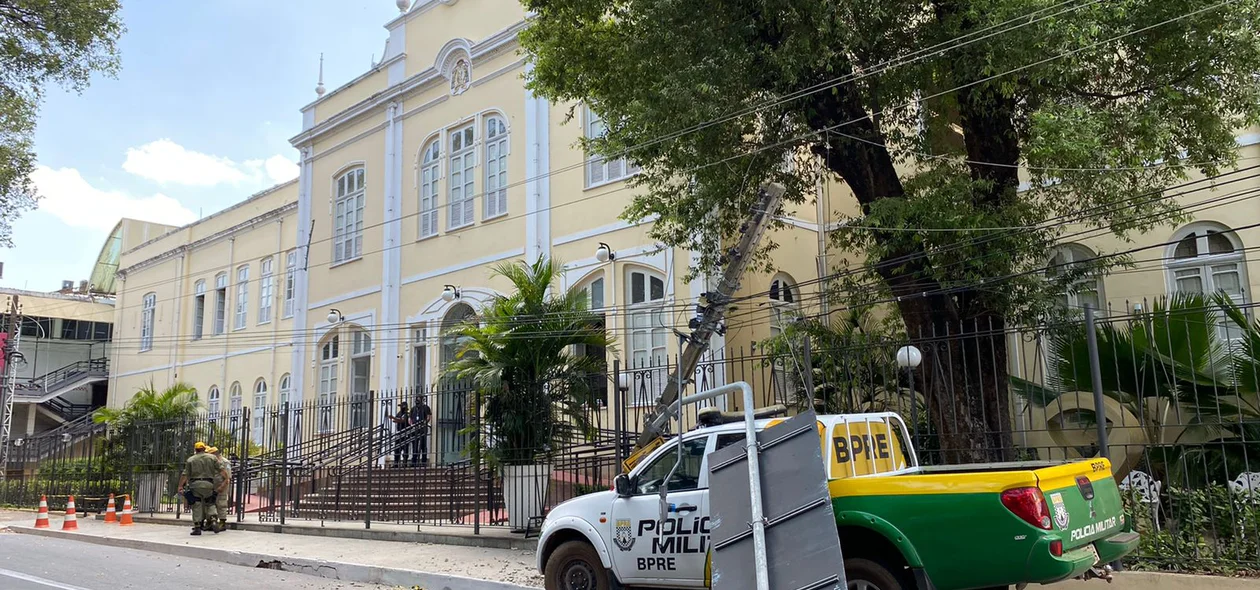 Viatura colidiu com poste