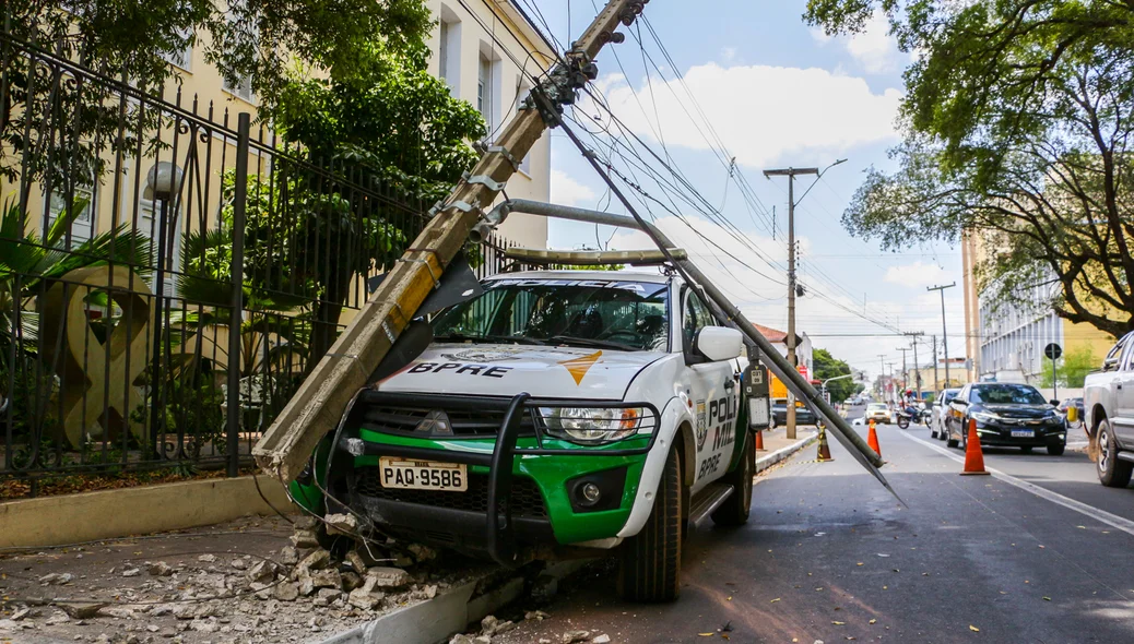 Viatura do BPRE Colidiu com poste no centro de Teresina