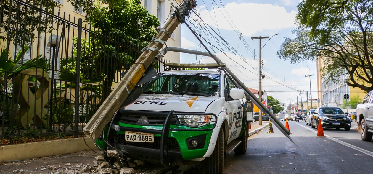 Viatura do BPRE Colidiu com poste no centro de Teresina
