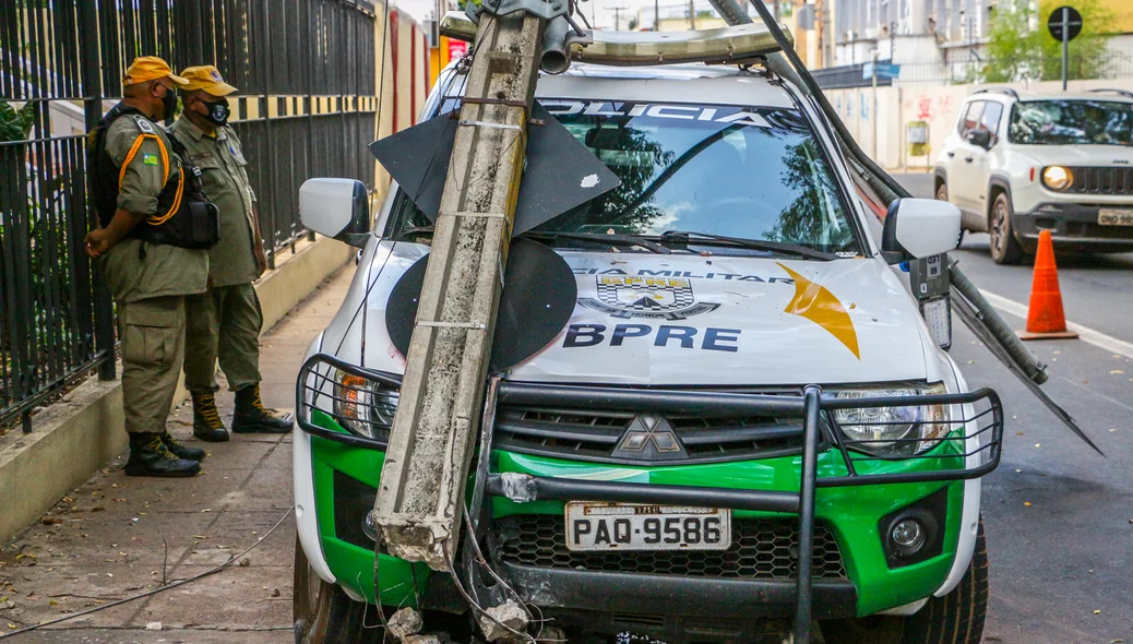 Viatura do BPRE colidiu com poste